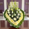 El arreglo funebre de rosas blancas tipo corazón es un homenaje lleno de paz, amor y respeto eterno. Entrega rápida en a Ciudad de México