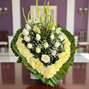 El arreglo funebre de rosas blancas tipo corazón es un homenaje lleno de paz, amor y respeto eterno. Entrega rápida en a Ciudad de México