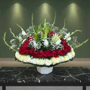 Los arreglos florales para difuntos son una forma respetuosa y significativa de expresar condolencias y acompañar a la familia en momentos de despedida
