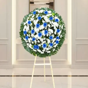 Condolencias para un amigo con corona fúnebre de rosas azules elegante