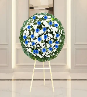 Condolencias para un amigo con corona fúnebre de rosas azules elegante