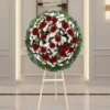 Corona para difuntos con flores frescas en diseño fúnebre elegante