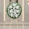 Mi mas sentido pesame corona de flores blancas para homenaje fúnebre elegante con flores casa bancas y crisantemos blancos