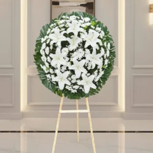 Mi mas sentido pesame corona de flores blancas para homenaje fúnebre elegante con flores casa bancas y crisantemos blancos