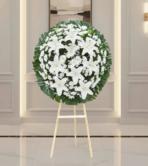 Mi mas sentido pesame corona de flores blancas para homenaje fúnebre elegante con flores casa bancas y crisantemos blancos