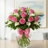 Pésame por fallecimiento con rosas rosas y alcatraces en arreglo floral elegante