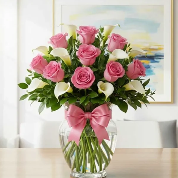 Pésame por fallecimiento con rosas rosas y alcatraces en arreglo floral elegante
