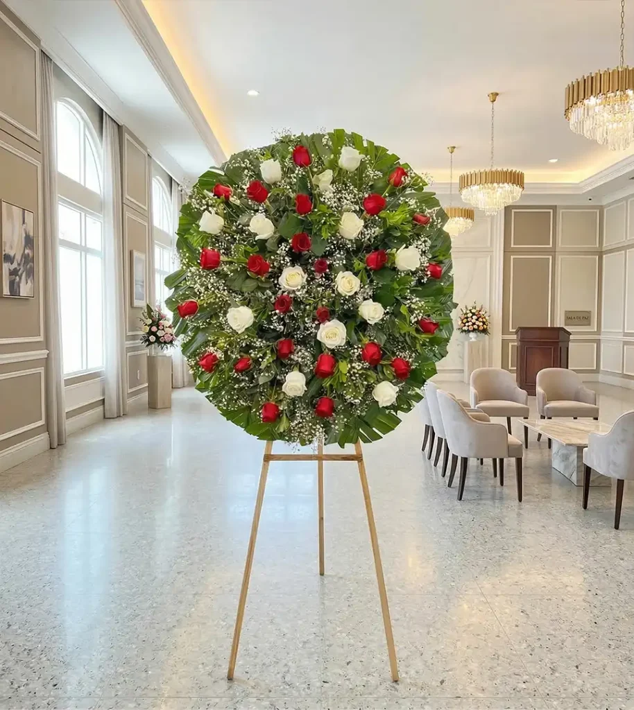 Corona de flores para muerto, elaborada con flores frescas y diseños elegantes para expresar tu más sentido pésame con respeto y sensibilidad.