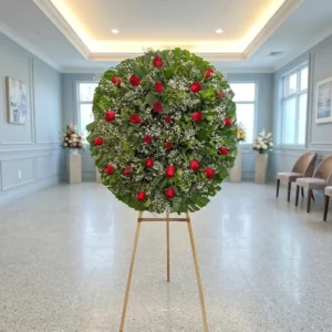 Nuestras corona de rosas destacan por su belleza natural y simbolismo profundo, representando amor, respeto y despedida
